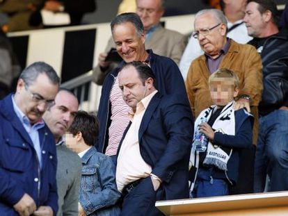 Jos&eacute; Laparra (center, wearing a light-colored shirt) at a Castell&oacute;n match in 2010.