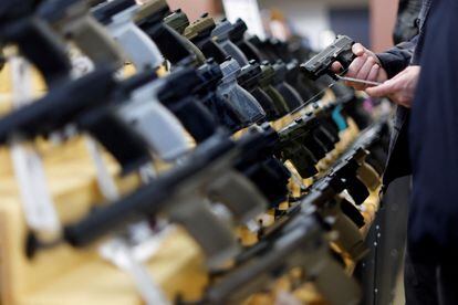 Clientes compran pistolas en la feria de armas de Des Moines (Iowa)
