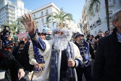 Spanish singer Alejandro Sanz dresses up as one of the Three Kings of Orient in the parade through the southern city of Cádiz.