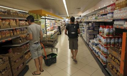 Customers shopping at one of retail giant Mercadona&#039;s busy supermarkets in the Valencia area.