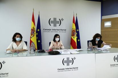 Health Minister Carolina Darias (c) during Tuesday's press conference in Madrid. Alongside her is secretary of state for health Silvia Calzón (l).