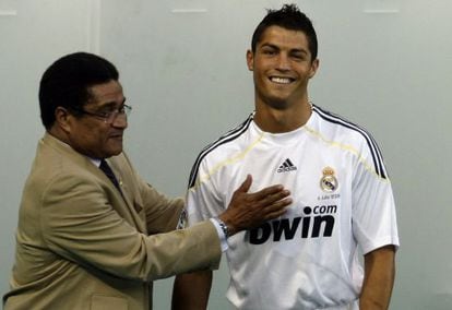 Eus&eacute;bio with Cristiano Ronaldo in 2009. 