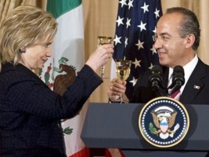 Clinton greets Calderón in May 2010, the day before she sent the email.