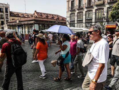Tourists in the center of Madrid during the heat wave at the beginning of August.