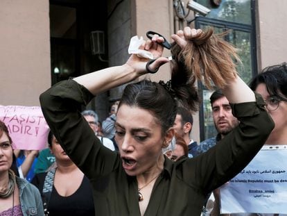 Nasibe Samsaei, an Iranian woman living in Turkey, cuts her hair during a protest outside the Iranian consulate in Istanbul.