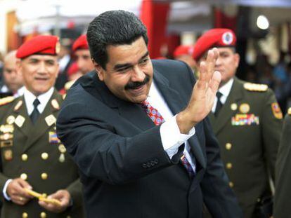 Nicol&aacute;s Maduro at an event with military officers. 