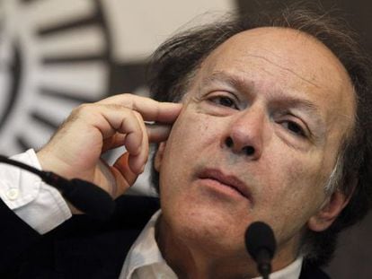 Javier Mar&iacute;as has turned down the National Literature Prize. 