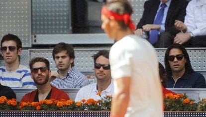 Carlos Moyà (center) watches a Nadal match alongside soccer players Sergio Ramos and Falcao.