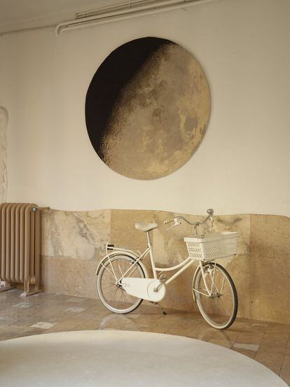 The entrance to the house features a bicycle and a rug designed by Óscar Tusquets.