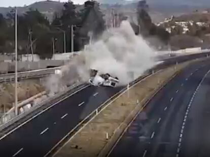 Security camera footage of the moment a truck flipped over on the Mexico-Veracruz road on November 22.