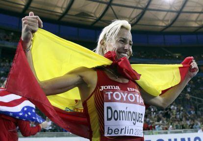 Marta Domínguez celebrates after winning the women's 3,000 meters world steeplechase final in Berlin.