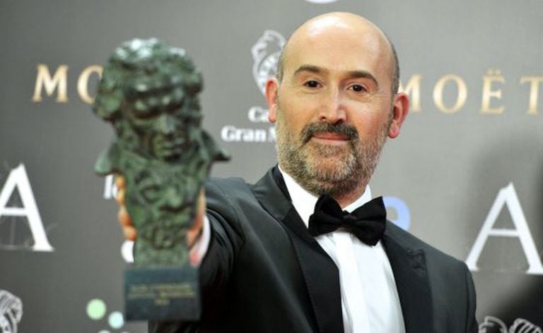 Spanish actor Javier Cámara holds his award for best actor in the film 'Vivir Es Facil Con Los Ojos Cerrados'.