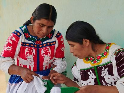 The craftswomen Irma Silva Vásquez and Marcelina Santiago González embroider a white skirt and jacket using the Pepenado technique, traditional in the region of San Lucas Redención, in Oaxaca, Mexico.