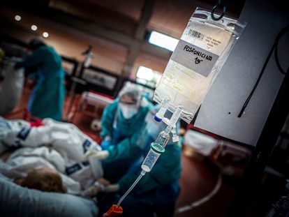 A Covid-19 patient is treated in Aranda de Duero, Burgos.