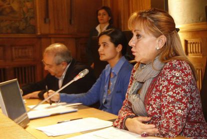 A photo from 2010 shows suspect Montserrat Triana Martínez González (center) with victim Isabel Carrasco during an official Provincial Council meeting.