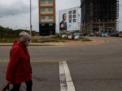 A woman walks past an election poster for Taiwan People's Party candidate Ko Wen-je in Kinmen in late December.