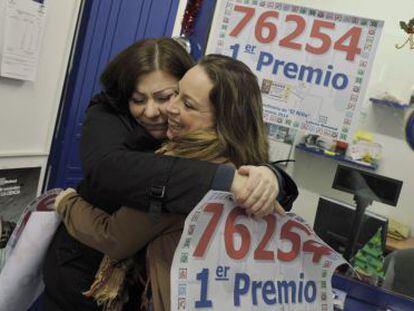 Lorena Siraudiera and Loli Láinez, the administrators of the two lottery outlets in Monforte de Lemos that sold the winning tickets for the first prize in El Niño draw.