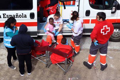 Red Cross workers assisting migrants in Tarifa (Cádiz) on May 30.