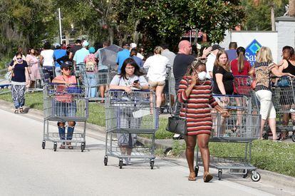 Lines at a supermarket in Kissimmee (Florida) this Sunday to prepare for the arrival of tropical storm Ian.
