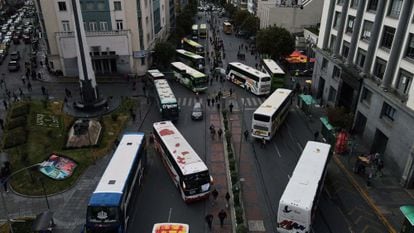 Buses at a transportation protest to demand the lifting of road blockades, this Thursday in La Paz.