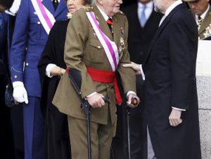 Juan Carlos and his son Felipe a few days before the handover of the crown.