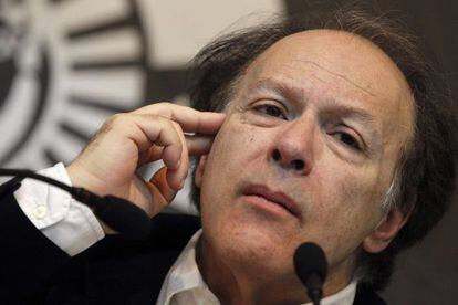 Javier Mar&iacute;as has turned down the National Literature Prize. 