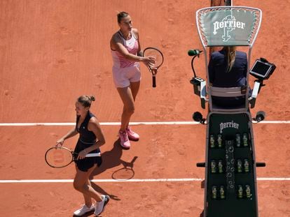 Aryna Sabalenka of Belarus, top, and Ukraine's Marta Kostyuk, left, refused to shake hands at the end of their first round match of the French Open tennis tournament at the Roland Garros stadium in Paris, Sunday, May 28, 2023. Sabalenka won in two sets, 6-3, 6-2.