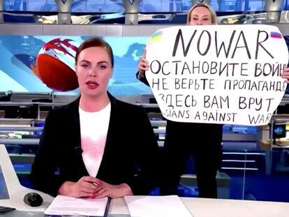 Marina Ovsyannikova holding an anti-war banner during the Russian TV Channel 1 newscast on March 14.