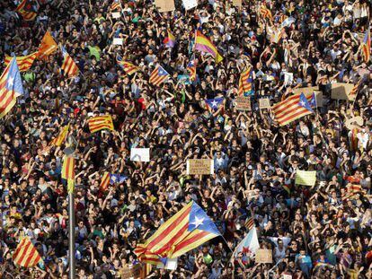Thousands of people demonstrate during the general strike in Catalonia on October 3.