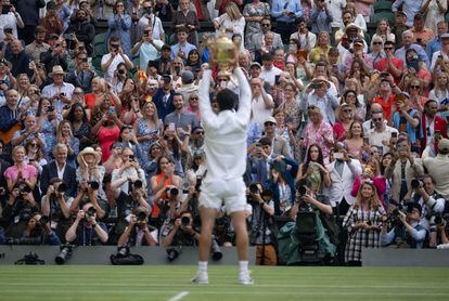 Alcaraz raises the champion's trophy, on Sunday at Wimbledon's Center Court.