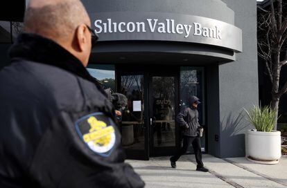 A security guard watches a customer leave a Silicon Valley Bank office on March 13, 2023 in Santa Clara, California.