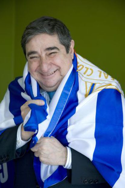 Augusto César Lendoiro with a Depor club flag.