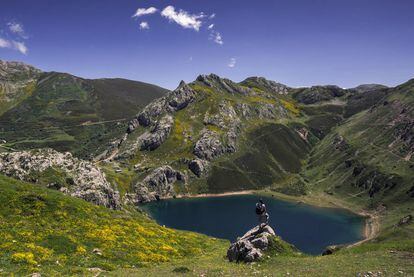 In 2015, Skyscanner users included the Saliencia Lake trail in the Somiedo Biosphere Reserve in Asturias among the 27 best walking routes in Spain. The trail links four glacier lakes – Calabazosa or Lago Negro, Cerveriz, Laguna de Almagrera or La Mina, and La Cueva – that lie between the Alto de La Farrapona and the Valle del Lago. There are two alternatives: a short hike of around 7 kilometers that takes you as far as the lakes and then back to Farrapona which is easy enough for kids; and the longer option which covers 14 kilometers and goes to the Valle del Lago – this, for intermediate level hikers. More information: turismoasturias.es