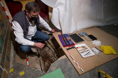 Archaeologist Miguel Ángel Tabales next to the lead sarcophagus found in the chapel of the Real Alcázar of Seville on April 20. 