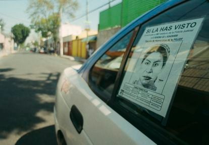 Wanted poster for 'La Mataviejitas' on a car window.

