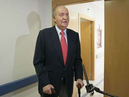 Spanish King Juan Carlos talks to the press at San Jose hospital.
