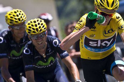 Overall leader Christopher Froome (r) drinks as he rides ahead of Spain&#039;s Alejandro Valverde during Sunday&#039;s ninth stage of the Tour. 