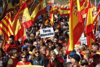 A demonstrator holds a placard reading “Torra, call me,” referring to Catalan regional premier Quim Torra and the fact that caretaker Prime Minister Pedro Sánchez has been unwilling to take his call.