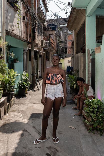 “I lost my cousin to police violence. No family deserves that. The police have to get out of the favelas. Voting is important right now so we can improve living conditions here. I have this hope, deep in my heart, very, very deep in my heart. I will vote for the favela.” 
Rayssa Brandão (17-year-old aspiring nursing student).
