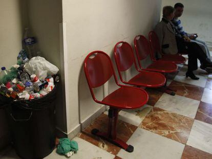 Overflowing trash cans are now a common sight at the Alicante General Hospital, which serves nearly two million people.