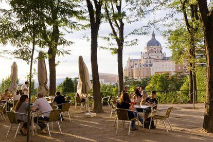 Take in the stunning view of Madrid’s famous La Almudena Cathedral at the lookout at the plaza Gabriel Miró square in Las Vistillas. This area, located on a hill in the La Latina neighborhood, looks out towards the east of the city, across Manzanares river and the sprawling Casa de Campo public park. At Gabriel Miró square, you can sit down and grab something to drink or simply enjoy the view.