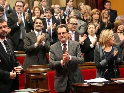 Premier Artur Mas (center) leads the applause in Catalonia&rsquo;s parliament after the sovereignty vote on Thursday. 
 