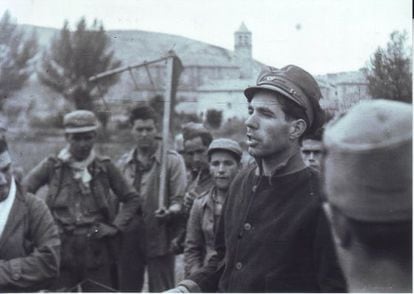 A political commissar gives orders to soldiers helping with the wheat harvest.