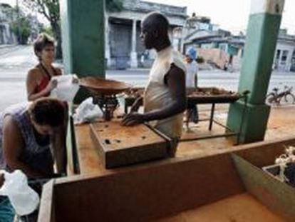 Cubans buying at a poorly stocked market in Playa de La Habana.