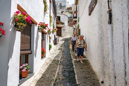 This white village in Granada’s Alpujarras region invites visitors to wander through its narrow streets and alleyways, which still feature Berber elements in their architecture. More information: turismopampaneira.com