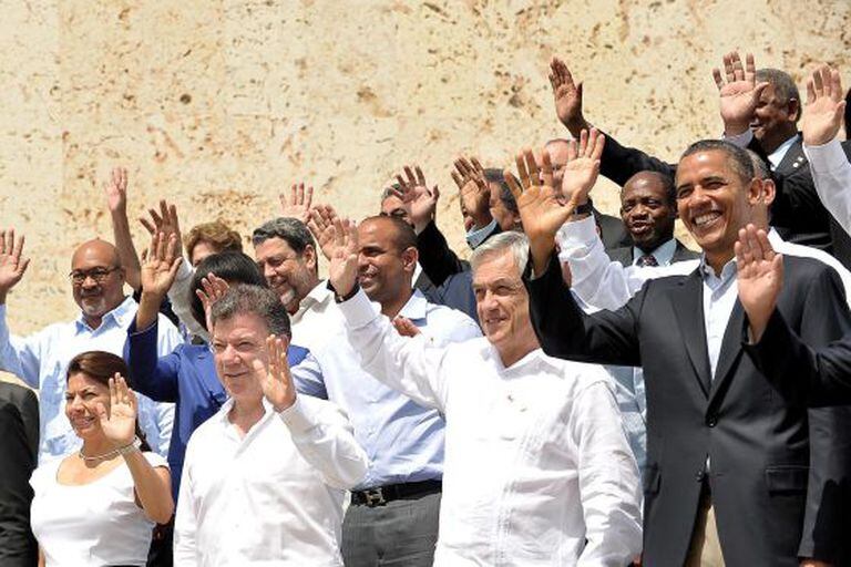 Obama waves alongside (from right) Sebastián Piñera of Chile, Juan Manuel Santos of Colombia and Laura Chinchilla of Costa Rica.