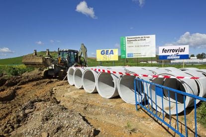 Work on a project to divert the course of the Argamasilla near Écija was halted last year.