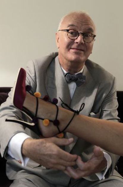Canarian shoe designer Manolo Blahnik shows off a creation inspired by Spain.