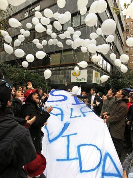 Pro-life protestors demonstrate outside Clínica Dator.