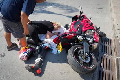 An Israeli woman weeps next to the body of a motorcyclist in Sderot.